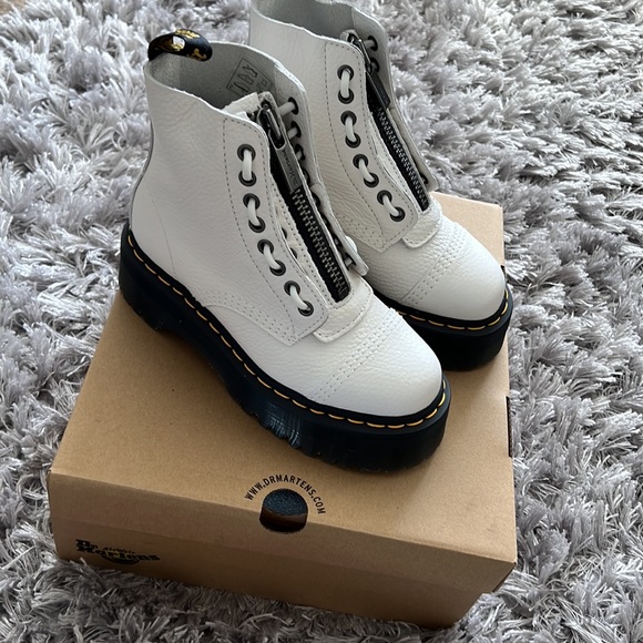 BNWB White Dr. Martens Sinclair Boots - Picture 10 of 14